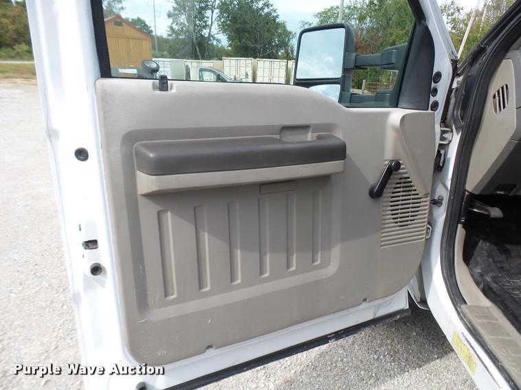 image for item AV9848 2008 Ford F550 Super Duty XL Crew Cab flatbed truck