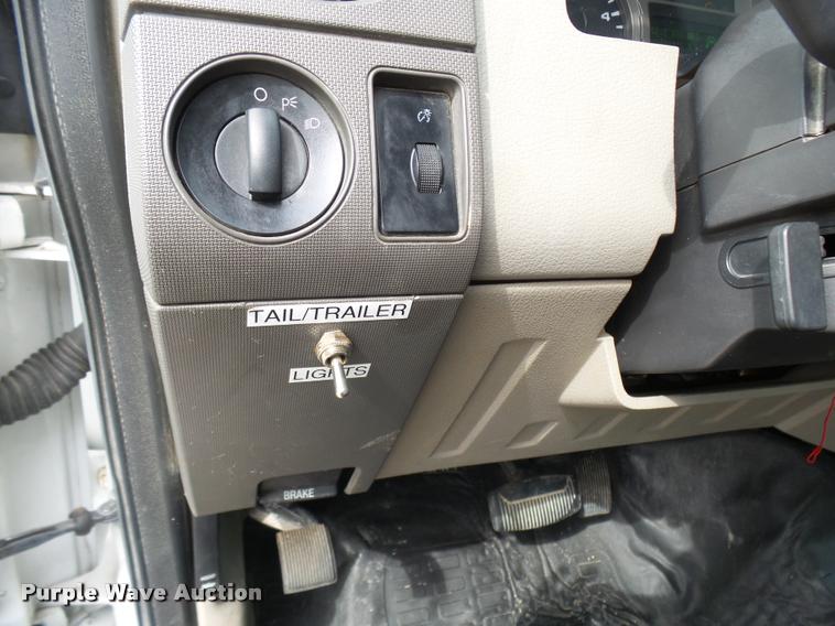 image for item AV9848 2008 Ford F550 Super Duty XL Crew Cab flatbed truck