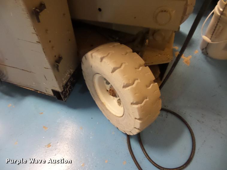 image for item BK9589 Mec 2548HT scissor lift