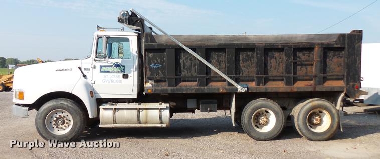 image for item BS9768 1994 Ford LTLA9000 AeroMax 120 dump truck