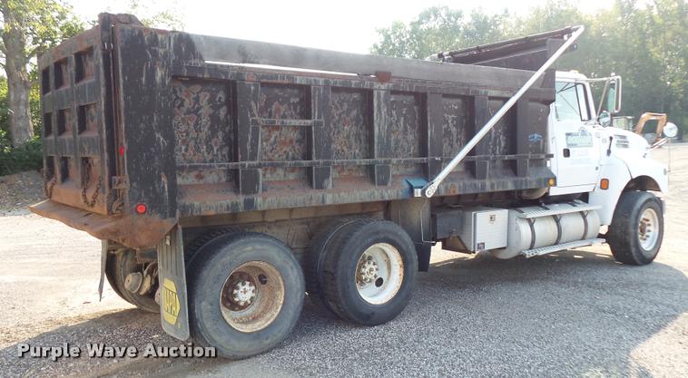 image for item BS9768 1994 Ford LTLA9000 AeroMax 120 dump truck