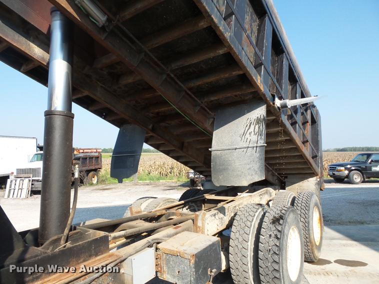 image for item BS9768 1994 Ford LTLA9000 AeroMax 120 dump truck