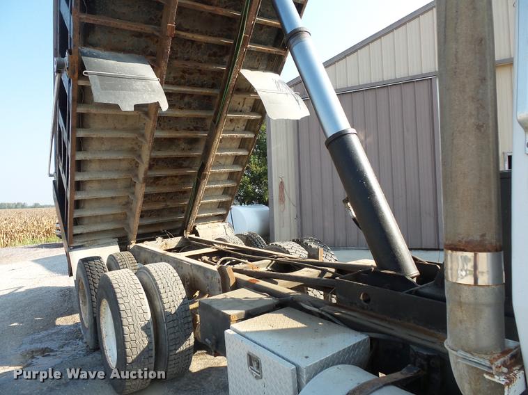 image for item BS9768 1994 Ford LTLA9000 AeroMax 120 dump truck