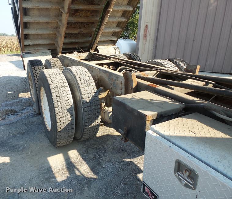 image for item BS9768 1994 Ford LTLA9000 AeroMax 120 dump truck