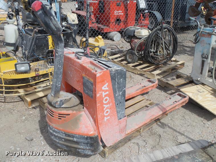 image for item BX9241 Toyota 7HBW23 electric pallet jack