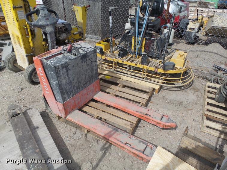 image for item BX9241 Toyota 7HBW23 electric pallet jack