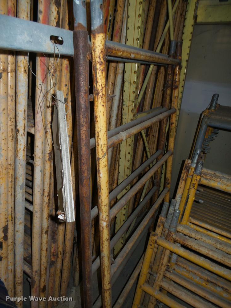 image for item CA9253 (44) scaffolding frames