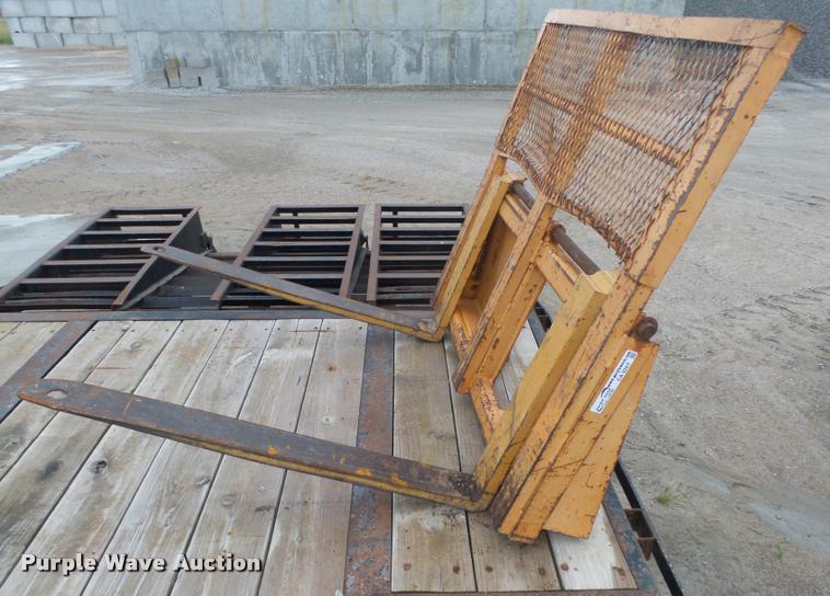 image for item CA9267 Case skid steer pallet forks