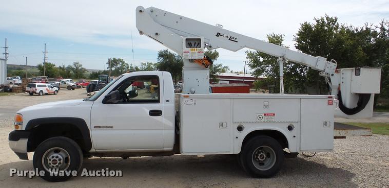 image for item DA2902 2001 GMC Sierra 3500 bucket truck
