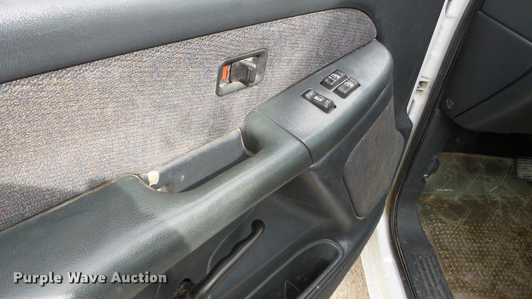 image for item DA2902 2001 GMC Sierra 3500 bucket truck