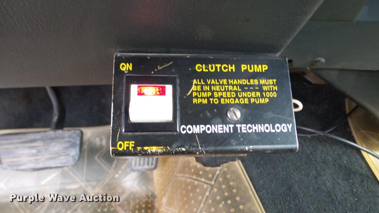 image for item DA2902 2001 GMC Sierra 3500 bucket truck