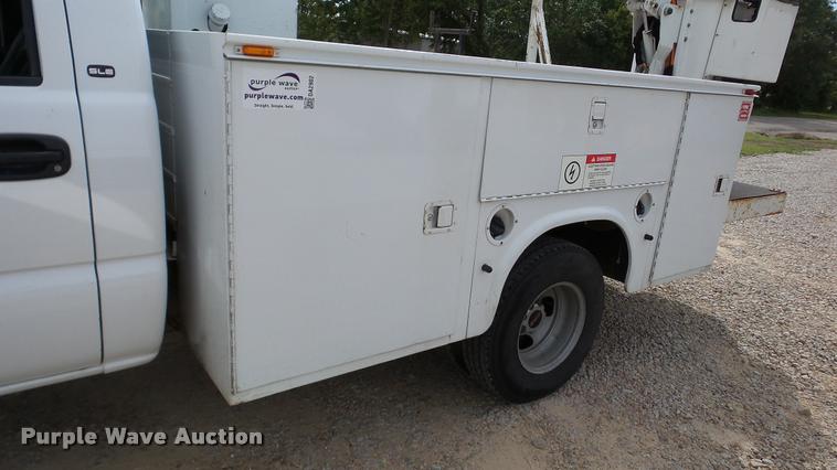 image for item DA2902 2001 GMC Sierra 3500 bucket truck