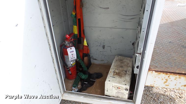 image for item DA2902 2001 GMC Sierra 3500 bucket truck