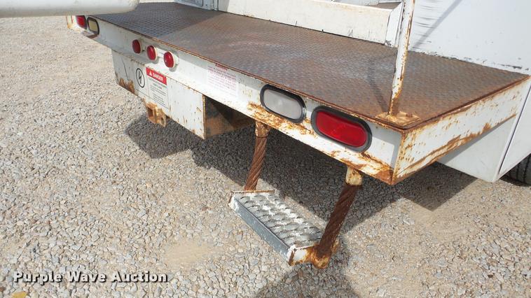 image for item DA2902 2001 GMC Sierra 3500 bucket truck