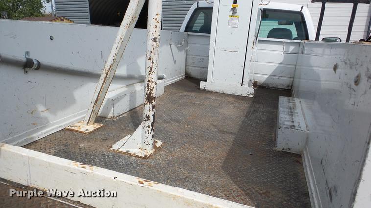 image for item DA2902 2001 GMC Sierra 3500 bucket truck