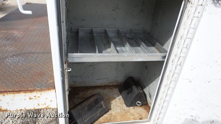 image for item DA2902 2001 GMC Sierra 3500 bucket truck