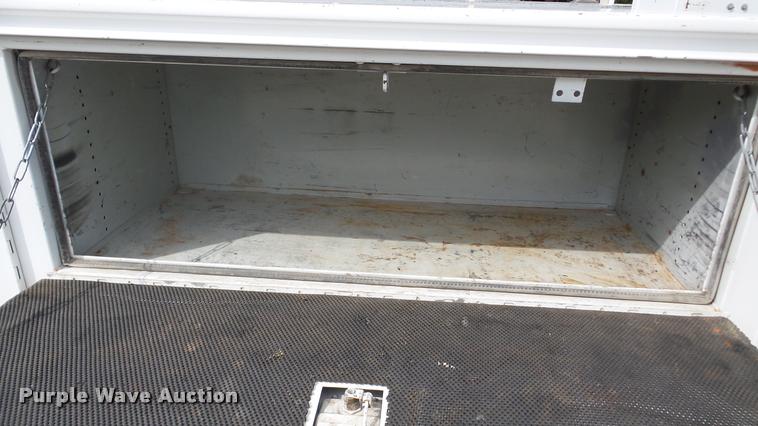 image for item DA2902 2001 GMC Sierra 3500 bucket truck