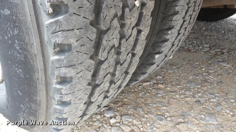 image for item DA2902 2001 GMC Sierra 3500 bucket truck