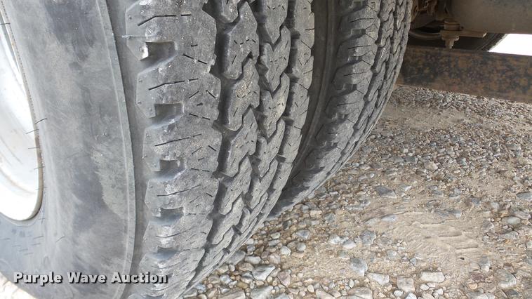 image for item DA2902 2001 GMC Sierra 3500 bucket truck