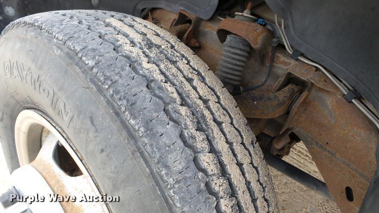 image for item DA2902 2001 GMC Sierra 3500 bucket truck