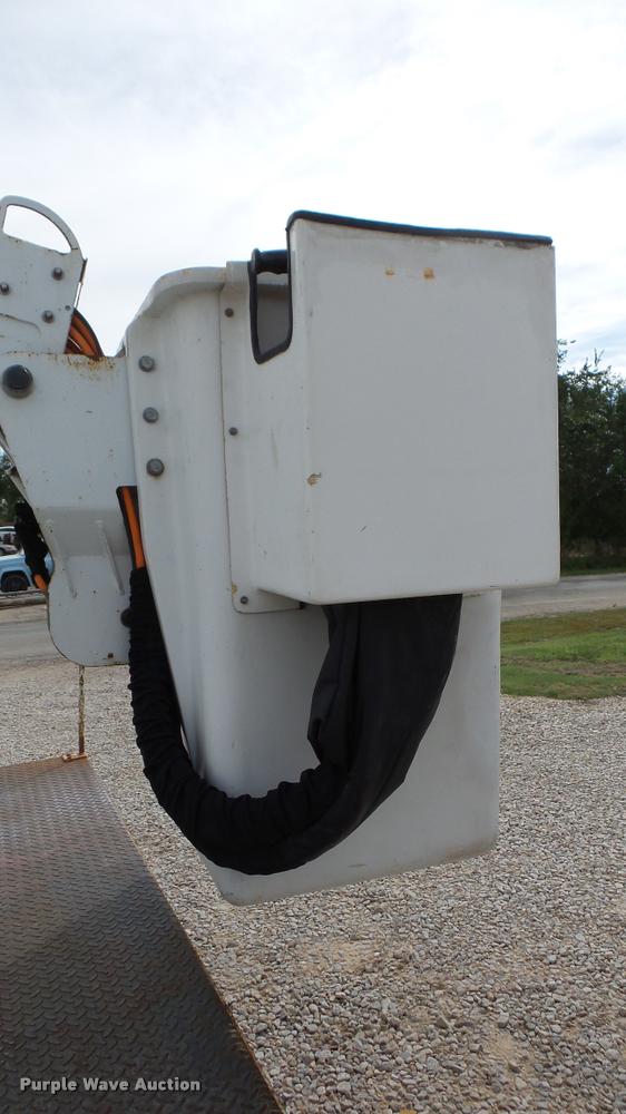 image for item DA2902 2001 GMC Sierra 3500 bucket truck