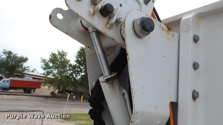 image for item DA2902 2001 GMC Sierra 3500 bucket truck