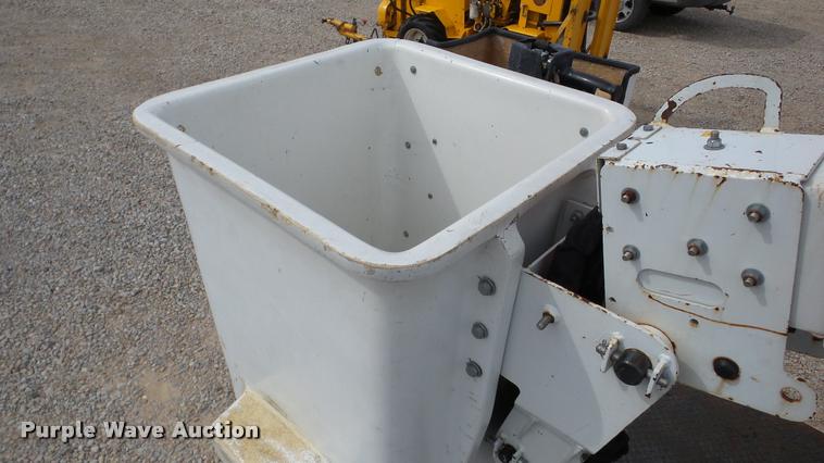 image for item DA2902 2001 GMC Sierra 3500 bucket truck