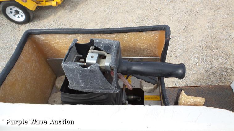 image for item DA2902 2001 GMC Sierra 3500 bucket truck