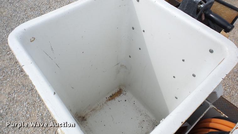 image for item DA2902 2001 GMC Sierra 3500 bucket truck