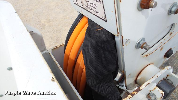 image for item DA2902 2001 GMC Sierra 3500 bucket truck