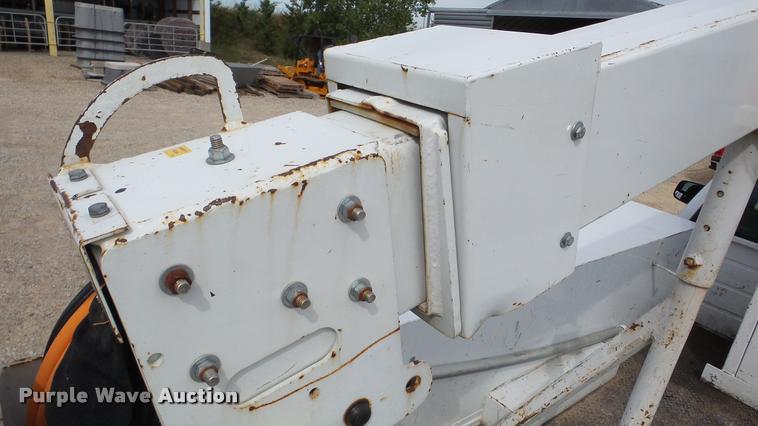 image for item DA2902 2001 GMC Sierra 3500 bucket truck