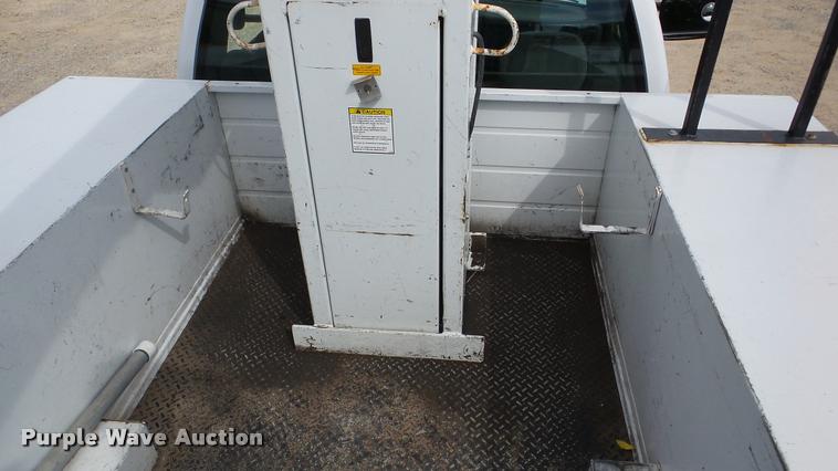 image for item DA2902 2001 GMC Sierra 3500 bucket truck