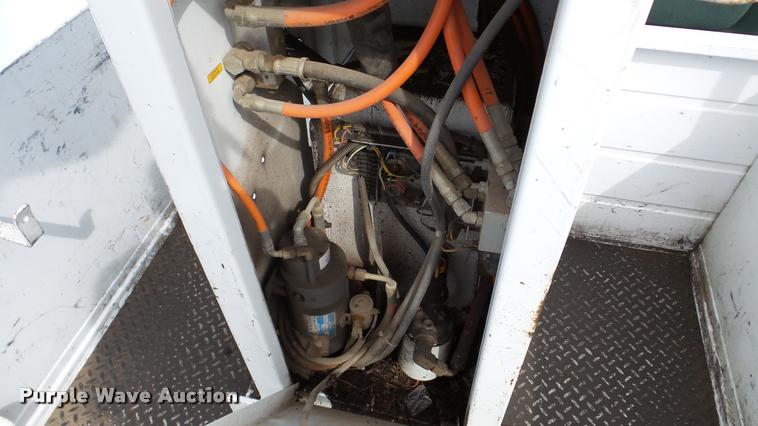 image for item DA2902 2001 GMC Sierra 3500 bucket truck