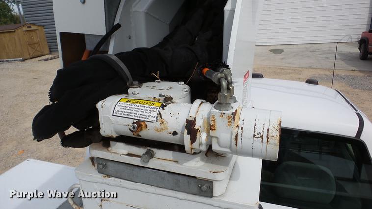 image for item DA2902 2001 GMC Sierra 3500 bucket truck