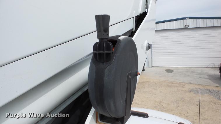 image for item DA2902 2001 GMC Sierra 3500 bucket truck