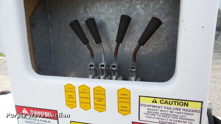 image for item DA2902 2001 GMC Sierra 3500 bucket truck