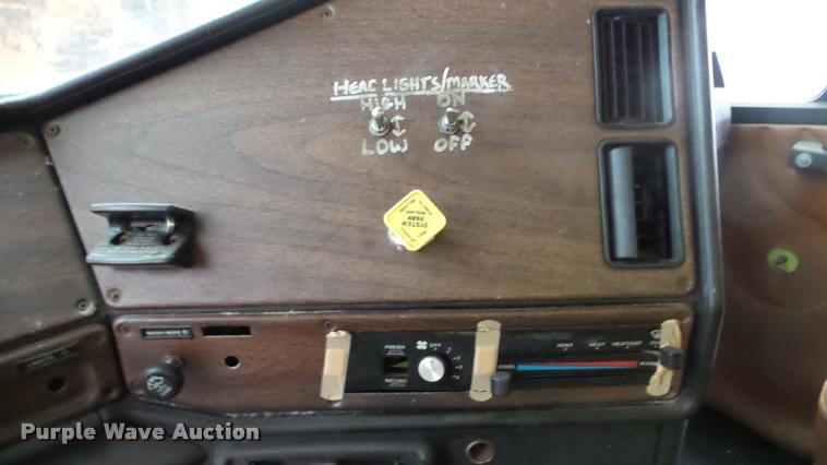 image for item DA2912 1992 Freightliner FLC11264 dump truck