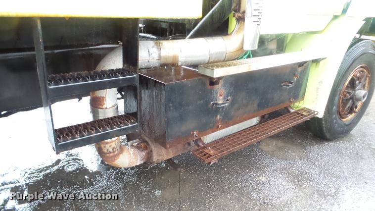 image for item DA2912 1992 Freightliner FLC11264 dump truck