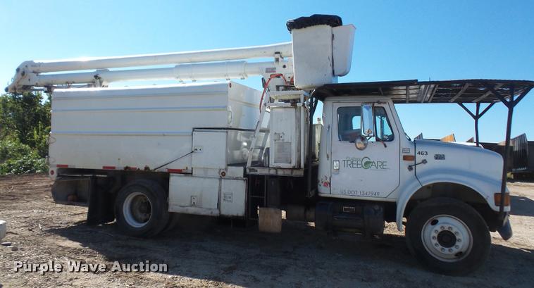 image for item DA3965 1999 International 4700 bucket/forestry truck
