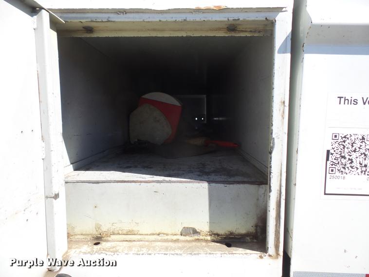 image for item DA3965 1999 International 4700 bucket/forestry truck