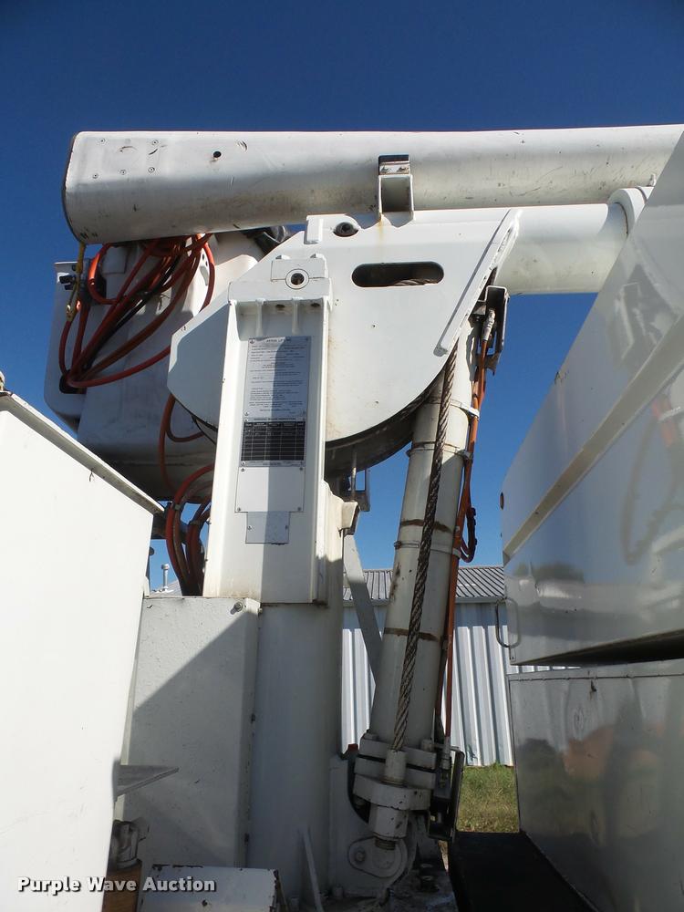 image for item DA3965 1999 International 4700 bucket/forestry truck