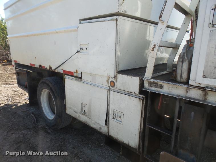 image for item DA3965 1999 International 4700 bucket/forestry truck