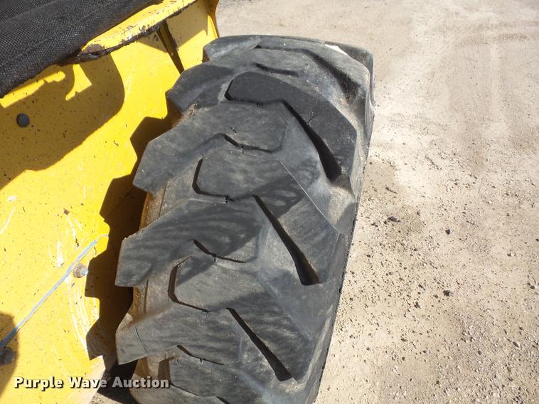 image for item DA3970 2006 John Deere 328 skid steer