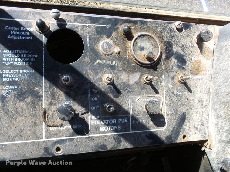 image for item DA9815 1989 FMC Vanguard V3000SP street sweeper