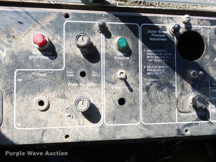 image for item DA9815 1989 FMC Vanguard V3000SP street sweeper