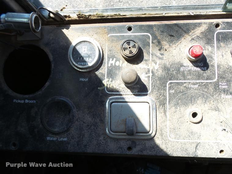 image for item DA9815 1989 FMC Vanguard V3000SP street sweeper