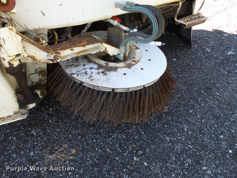 image for item DA9815 1989 FMC Vanguard V3000SP street sweeper