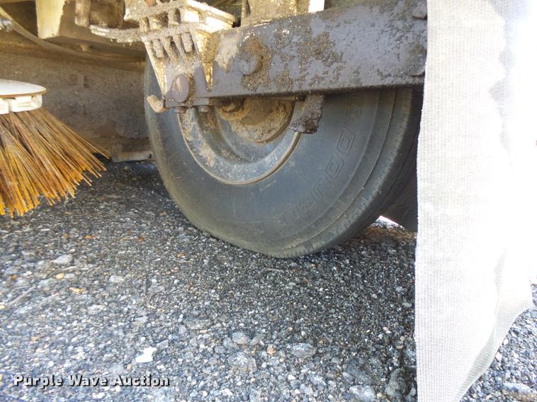 image for item DA9815 1989 FMC Vanguard V3000SP street sweeper