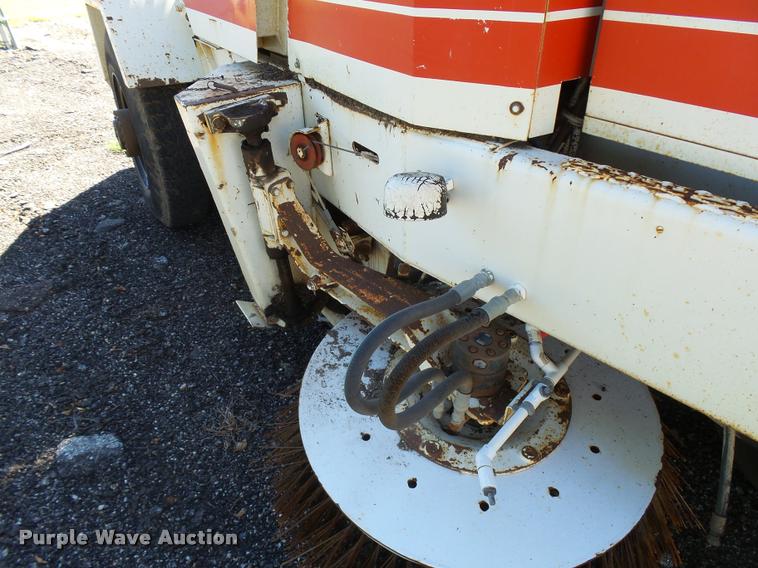 image for item DA9815 1989 FMC Vanguard V3000SP street sweeper