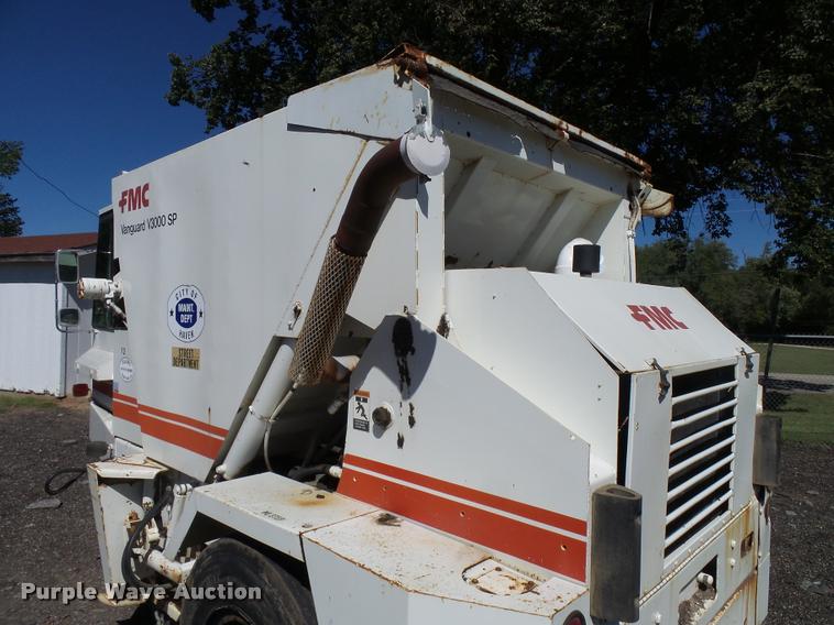 image for item DA9815 1989 FMC Vanguard V3000SP street sweeper